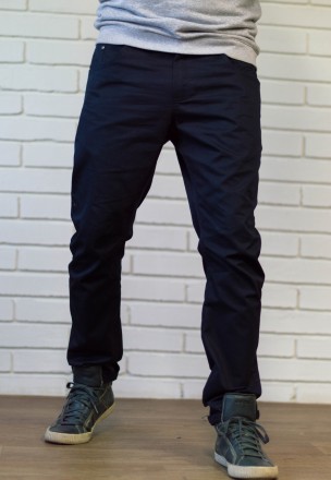 Мужские брюки чинос из легкой хлопковой ткани.. . фото 2