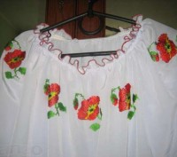 Вышитая вручную блуза чешским биссером,цветы маки вышиты по кругу горловины,спер. . фото 3