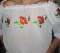 Вышитая вручную блуза чешским биссером,цветы маки вышиты по кругу горловины,спер. . фото 4