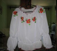 Вышитая вручную блуза чешским биссером,цветы маки вышиты по кругу горловины,спер. . фото 2
