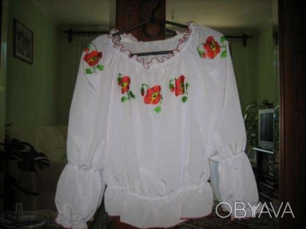 Вышитая вручную блуза чешским биссером,цветы маки вышиты по кругу горловины,спер. . фото 1