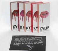 Набор матовых жидких губных помад Kylie Birthday Edition – это яркий пример тщат. . фото 2