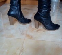 Зимові жіночі чобітки, взуті 1 раз, дуже якісні, зручні і теплі, висота каблука . . фото 2
