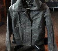 Короткая курточка из натуральной кожи серого цвета. Отделка из текстиля. У куртк. . фото 2