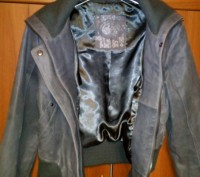 Короткая курточка из натуральной кожи серого цвета. Отделка из текстиля. У куртк. . фото 3