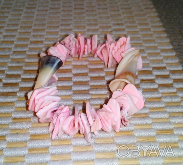 Нежный оригинальный браслет из розовых ракушек для летнего настроения.
Порадуйт. . фото 1