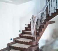 Лестница это изюминка любого помещения. Стильная деревянная лестница украсит и ч. . фото 7