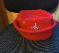 капелюшок флісовий насиченого червоного кольору з блискітками та вишивкою у вигл. . фото 3