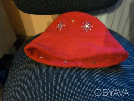 капелюшок флісовий насиченого червоного кольору з блискітками та вишивкою у вигл. . фото 1