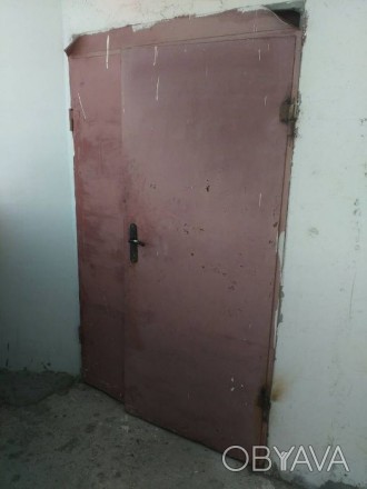 Металлическая дверь б/у с луткой двуполая (двойная), толщина металла двери 2 мм,. . фото 1