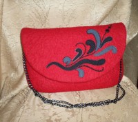 Валяный клатч на цепочке ярко-красного цвета выполнен из натуральной шерсти. Вну. . фото 2