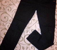 Брюки чёрного цвета с низкой посадкой, по структуре похожи на чёрные джинсы, 95%. . фото 2