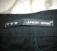 Брюки чёрного цвета с низкой посадкой, по структуре похожи на чёрные джинсы, 95%. . фото 3