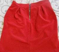 Юбка-тюльпан красного цвета с двумя карманами возле пуговиц. Размер S. Сзади на . . фото 3