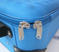 Компактный и функциональный чемодан синего цвета на двух колесах с телескопическ. . фото 8