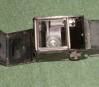 Фотоаппарат Комсомолец, корпус целый, на наружной линзе видоискателя краевой ско. . фото 7