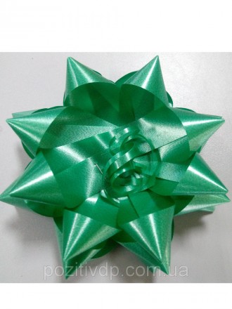 Бантик звёздочка зелёный
Диаметр 130 мм
Для оформления подарков. Крепится при по. . фото 2
