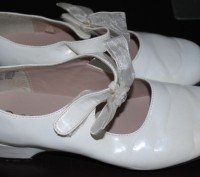 Туфлі білі, лакові, на каблучку, довжина стельки 21 см., стан дуже добрий.Взувал. . фото 2