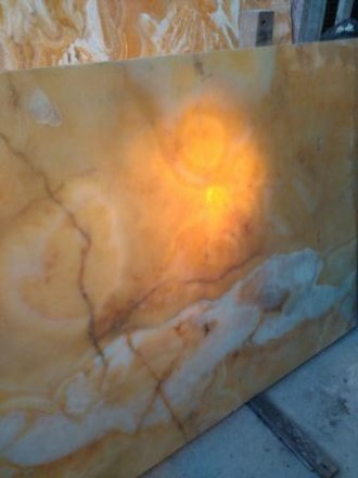 Оникс, натуральный камень, активно используется для дизайна интерьеров.
Ониксом. . фото 3