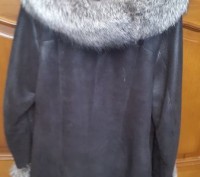 Натуральная дубленка, капюшон и рукава чернобурка, размер М.. . фото 3