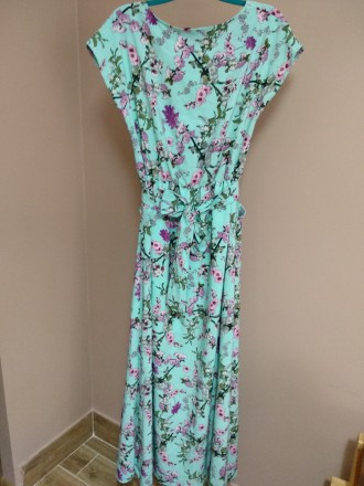 Плаття, в ідеальному стані, одягнуте один раз. Довжина 145 см, ширина під руками. . фото 2