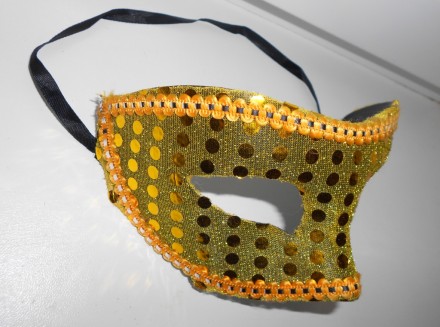 Жесткая золотистая маска на маскарад карнавал.  Украшена паетками и тесьмой.. . фото 6
