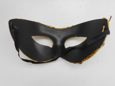 Жесткая золотистая маска на маскарад карнавал.  Украшена паетками и тесьмой.. . фото 3