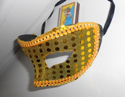 Жесткая золотистая маска на маскарад карнавал.  Украшена паетками и тесьмой.. . фото 5