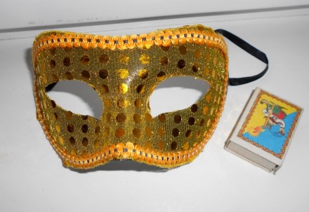 Жесткая золотистая маска на маскарад карнавал.  Украшена паетками и тесьмой.. . фото 4