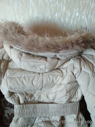 Продам зимнюю женскую куртку в хорошем состоянии , б/у , молочного цвета , с кап. . фото 3