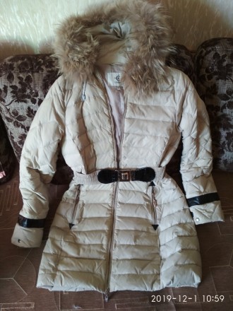 Продам зимнюю женскую куртку в хорошем состоянии , б/у , молочного цвета , с кап. . фото 2