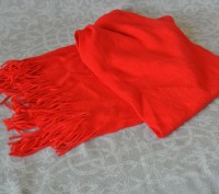 Мягкий широкий шарф красного цвета. Уютная, теплая вещь и яркий стильный аксессу. . фото 3