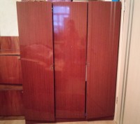 3-створчатый шкаф, лак, цвет темно-коричневый, состояние отличное. Цена договорн. . фото 2