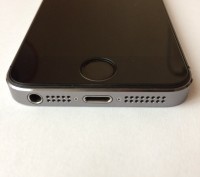 Комплект:

Телефон iPhone 5s 32gb (Space Gray);
USB кабель (не оригинал) ;
З. . фото 2