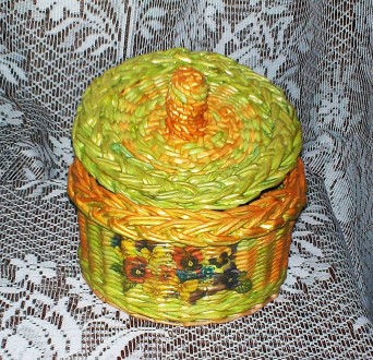 Шкатулка круглая с крышкой,  ручной работы. 
Выполнена в технике плетения из бу. . фото 5