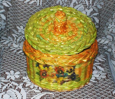 Шкатулка круглая с крышкой,  ручной работы. 
Выполнена в технике плетения из бу. . фото 4