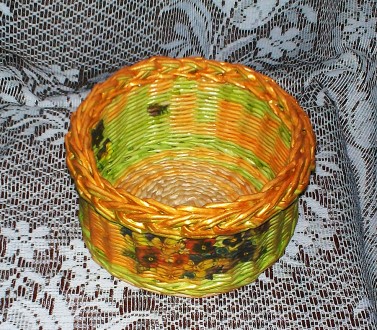Шкатулка круглая с крышкой,  ручной работы. 
Выполнена в технике плетения из бу. . фото 7