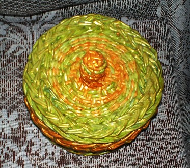 Шкатулка круглая с крышкой,  ручной работы. 
Выполнена в технике плетения из бу. . фото 3