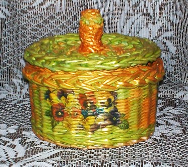 Шкатулка круглая с крышкой,  ручной работы. 
Выполнена в технике плетения из бу. . фото 1