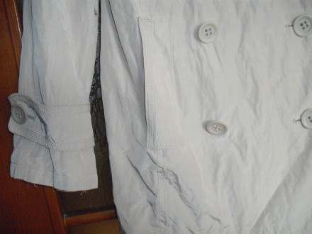 Двубортный полуплащ бежевого цвета с карманами на подкладке. Все целое, только п. . фото 3