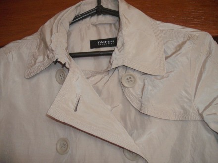 Двубортный полуплащ бежевого цвета с карманами на подкладке. Все целое, только п. . фото 4