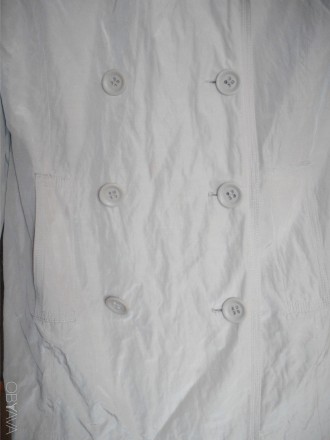 Двубортный полуплащ бежевого цвета с карманами на подкладке. Все целое, только п. . фото 5