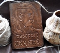 Обложка для паспорта под заказ. Выполнена из кожи растительного дубления с тисне. . фото 2