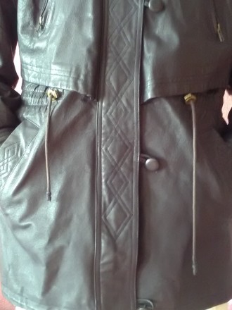 Классная кожаная куртка 48 полного размера. Молния, пуговицы, карманы, капюшон, . . фото 4