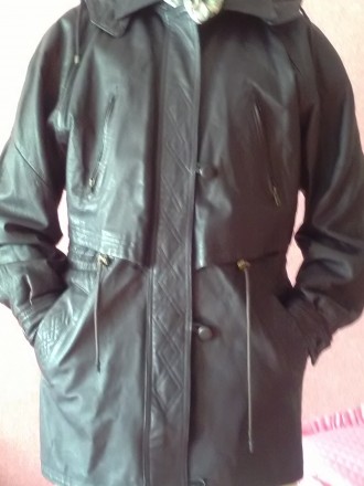 Классная кожаная куртка 48 полного размера. Молния, пуговицы, карманы, капюшон, . . фото 2