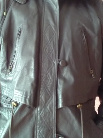 Классная кожаная куртка 48 полного размера. Молния, пуговицы, карманы, капюшон, . . фото 3