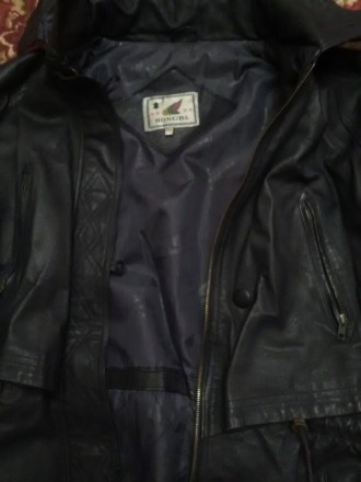 Классная кожаная куртка 48 полного размера. Молния, пуговицы, карманы, капюшон, . . фото 7