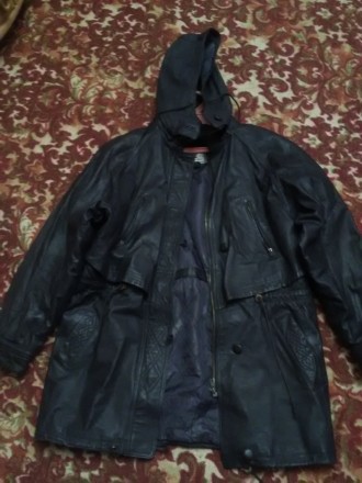 Классная кожаная куртка 48 полного размера. Молния, пуговицы, карманы, капюшон, . . фото 5