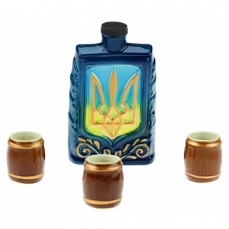 Графин - штоф в виде фляги с украинской символикой и три керамические рюмочки - . . фото 3