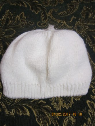Белая шапочка для девочки в хорошем состоянии. . фото 3